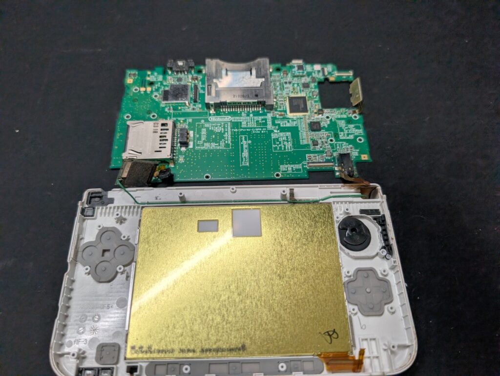 3DSLLの基板を本体から取り外した後の写真