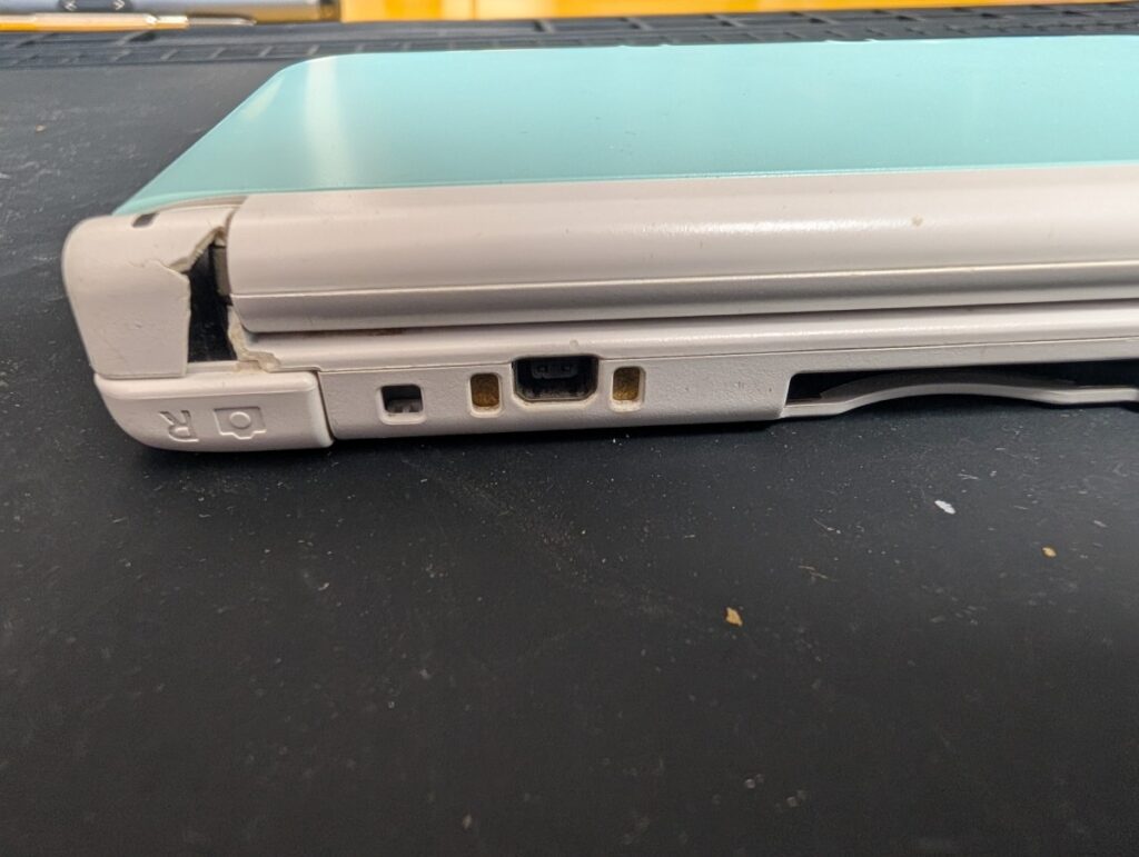 3DSLLのヒンジ部の破損状態を撮影した写真
別角度から