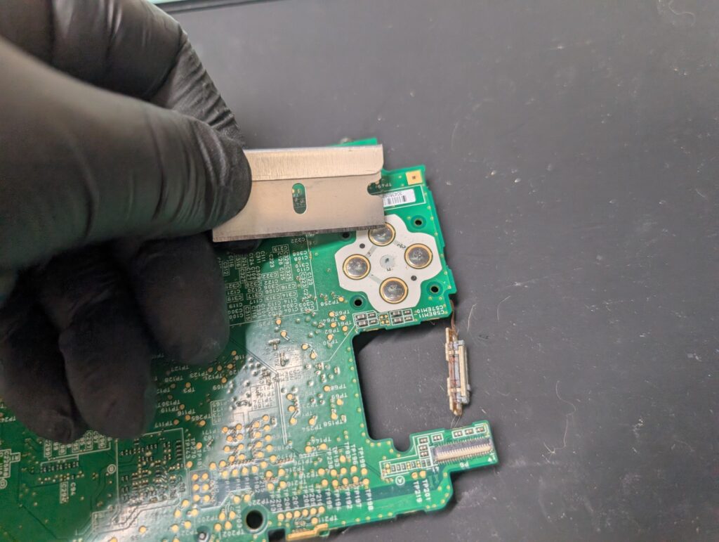 3DSLLのボタンシートを交換しているときの様子
