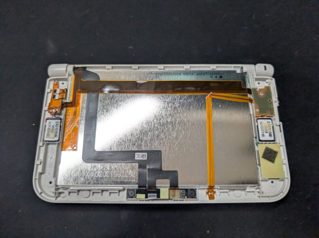 3DSLLの上部カバーを外した後の写真