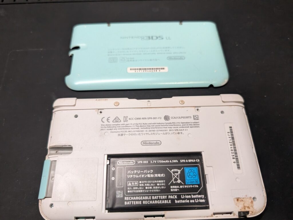 3DSLLの裏側カバーを外しているときの様子