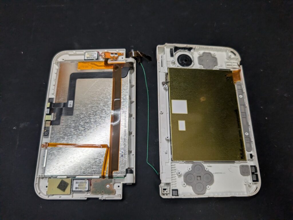 3DSLLの上下外装を分離した後の写真