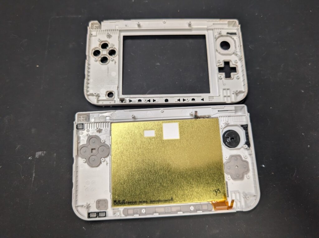 3DSLLの破損したフェイスプレートから、部品を移植して、
新しいフェイスプレートへ取り付けた後の写真