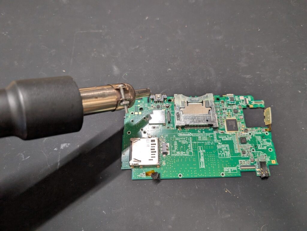 3DSLLの充電ポートを基板から外しているときの写真