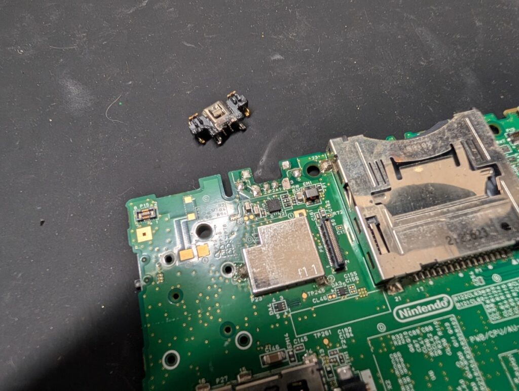 3DSLLの充電ポートを外した後の写真