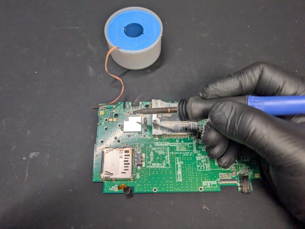 3DSLLの純正の充電ポートを外した後の清掃時の様子