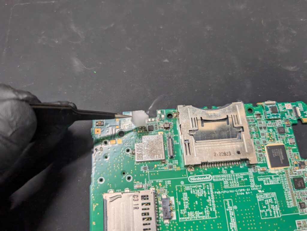 3DSLLの純正の充電ポートを外した後の清掃時の様子