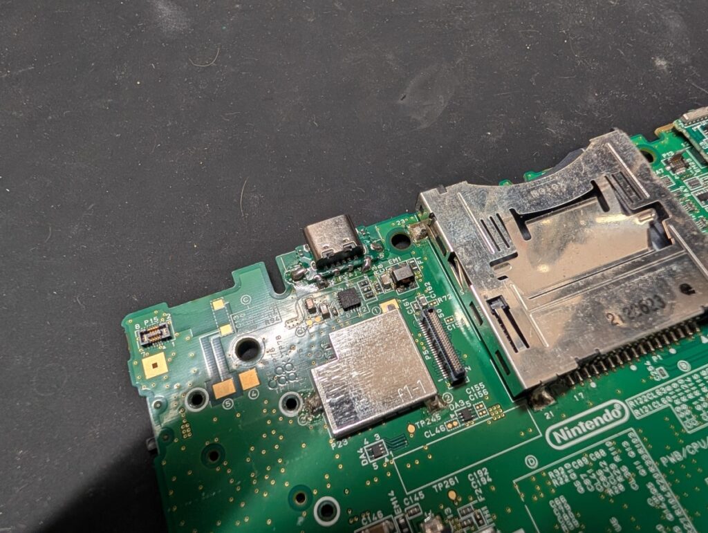 3DSLLの基板に基板型タイプCポートを取り付けているときの写真