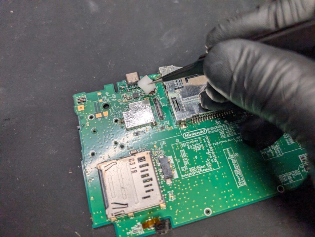 3DSLLの基板に基板型タイプCポートを取り付けた後の清掃時の様子