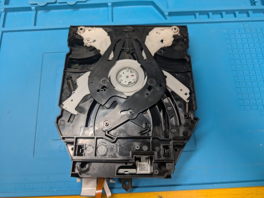 CECH-2500Aのディスクドライブのケースを外した後の写真