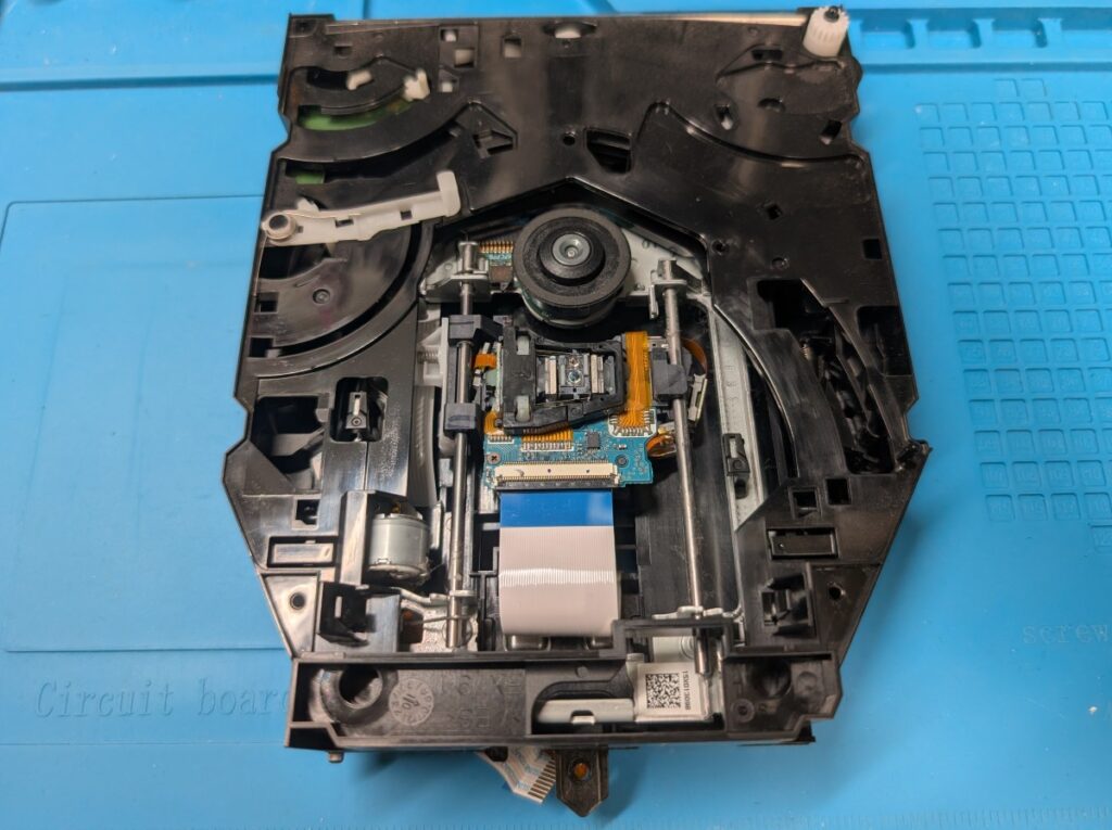 CECH-2500Aのピックアップレンズとドライブの写真