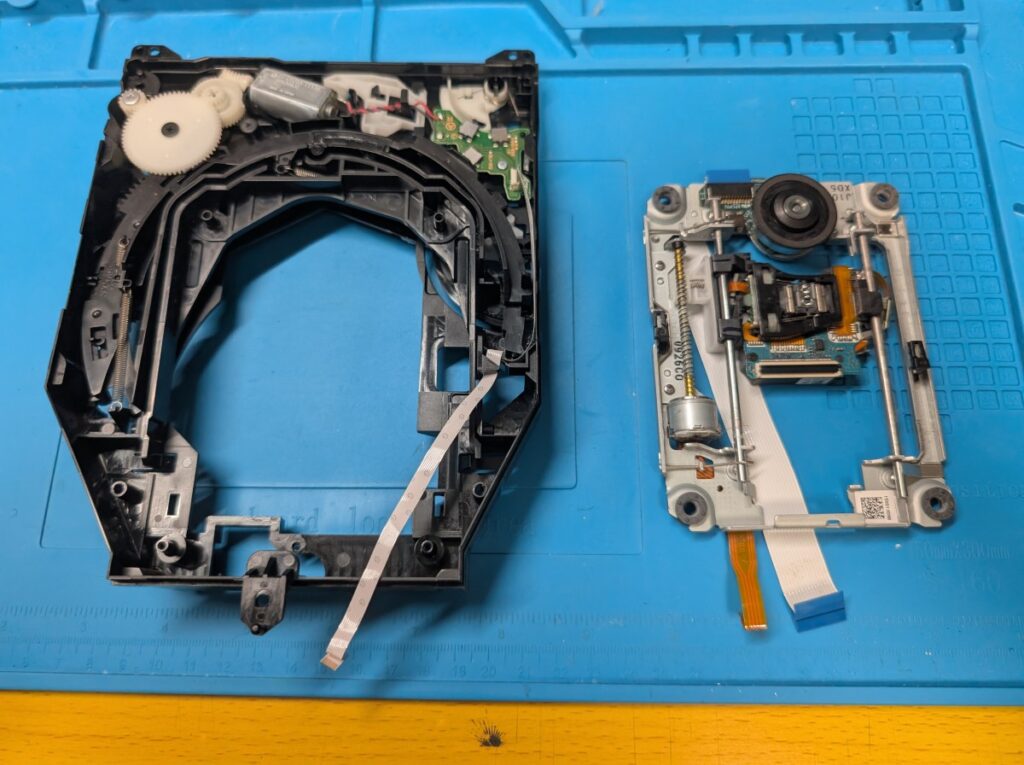 CECH-2500Aのディスクドライブから、ピックアップレンズユニットを外した時の写真