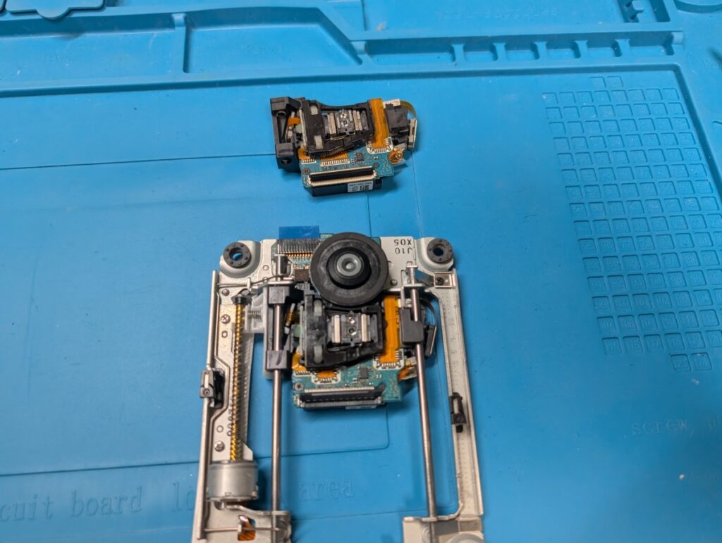CECH-2500Aのピックアップレンズを交換時の様子