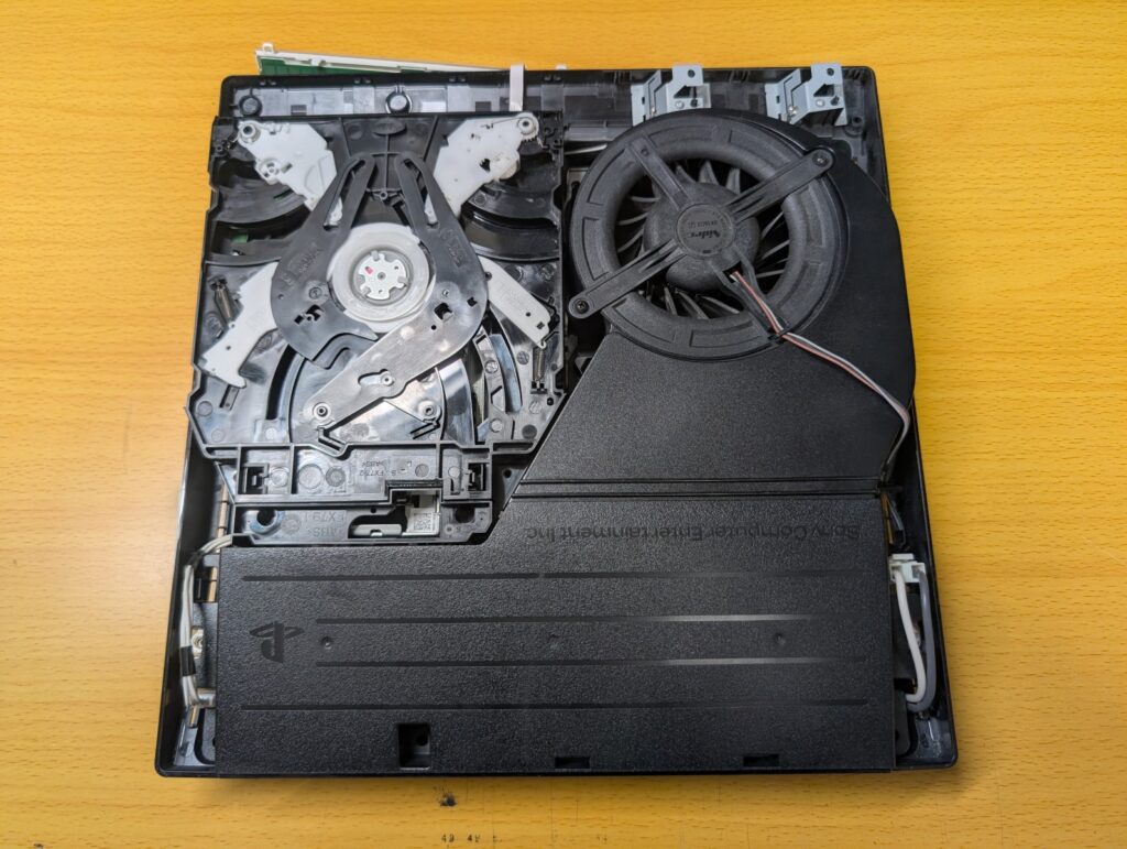 CECH-2500Aのピックアップレンズを交換後の組み立て時の様子