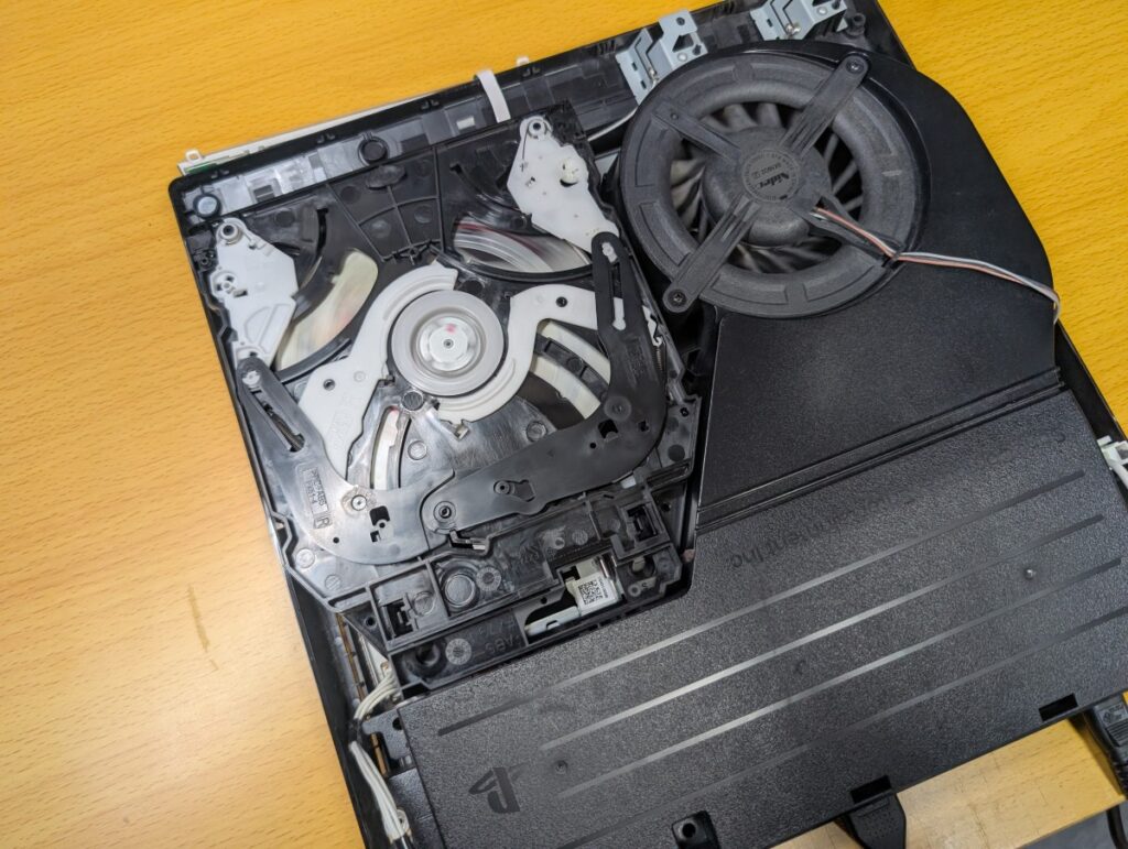 CECH-2500Aのピックアップレンズを交換後の動作確認時の様子