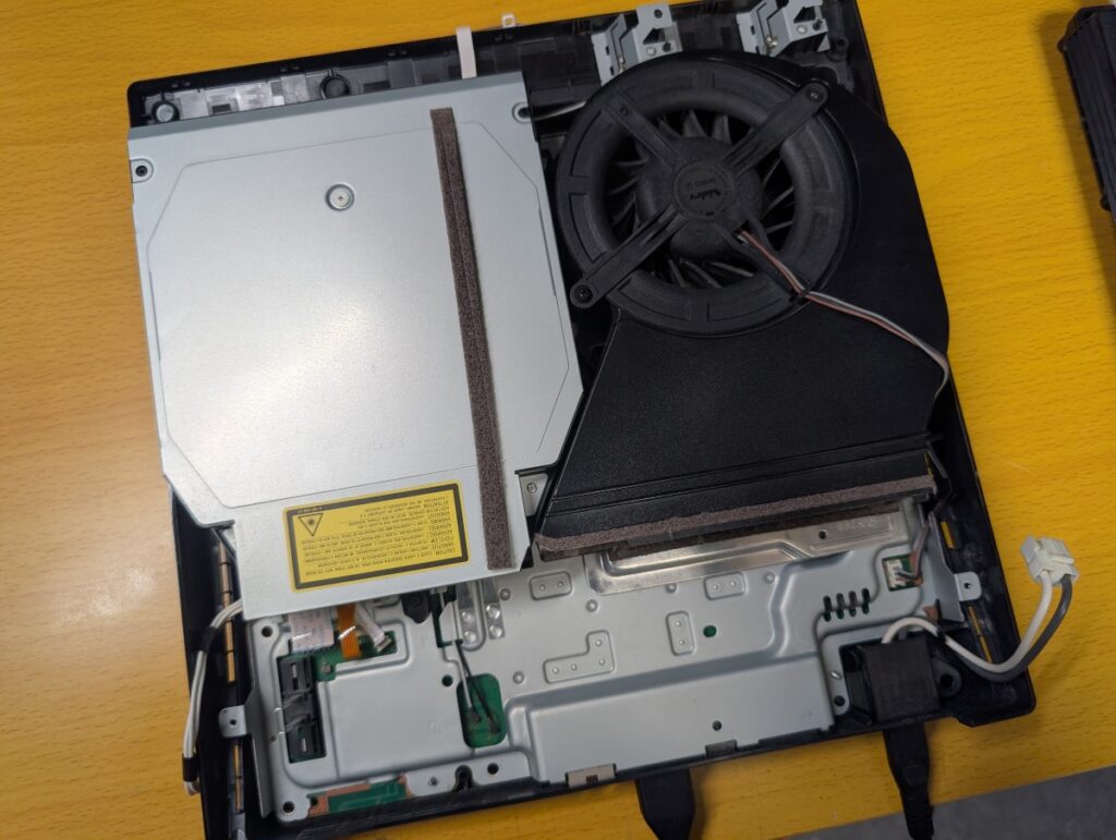 CECH-2500Aのピックアップレンズを交換後の動作確認時の様子