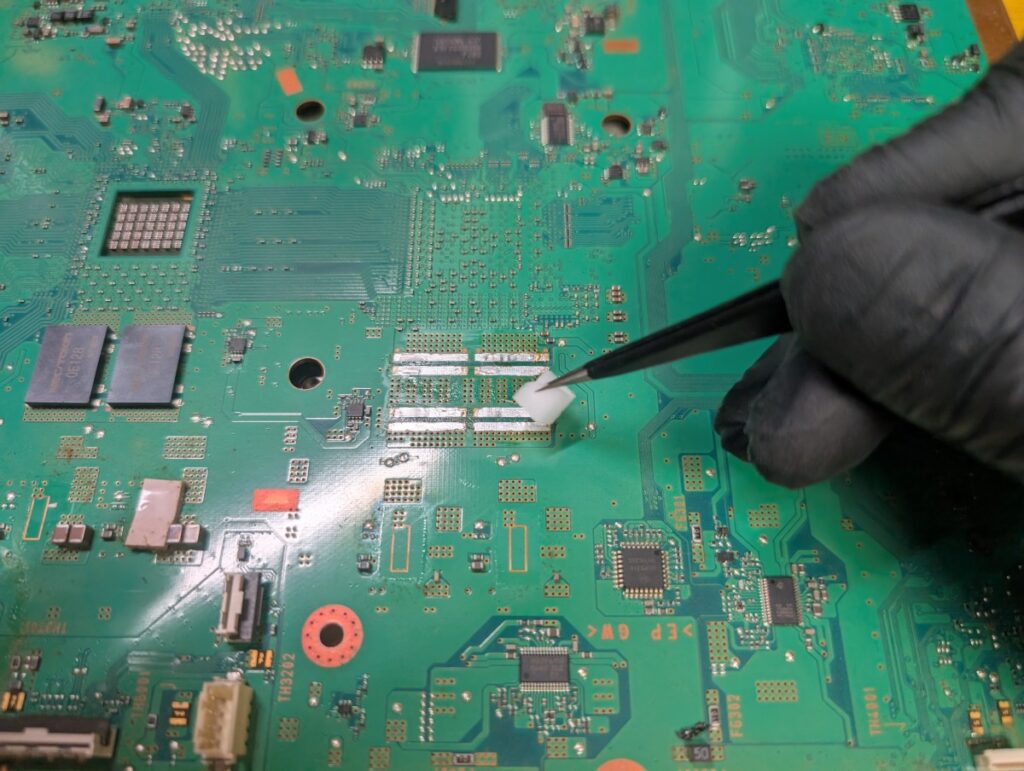 CECHA00のメイン基板のプロードライザを取ったあとの写真

清掃中の様子