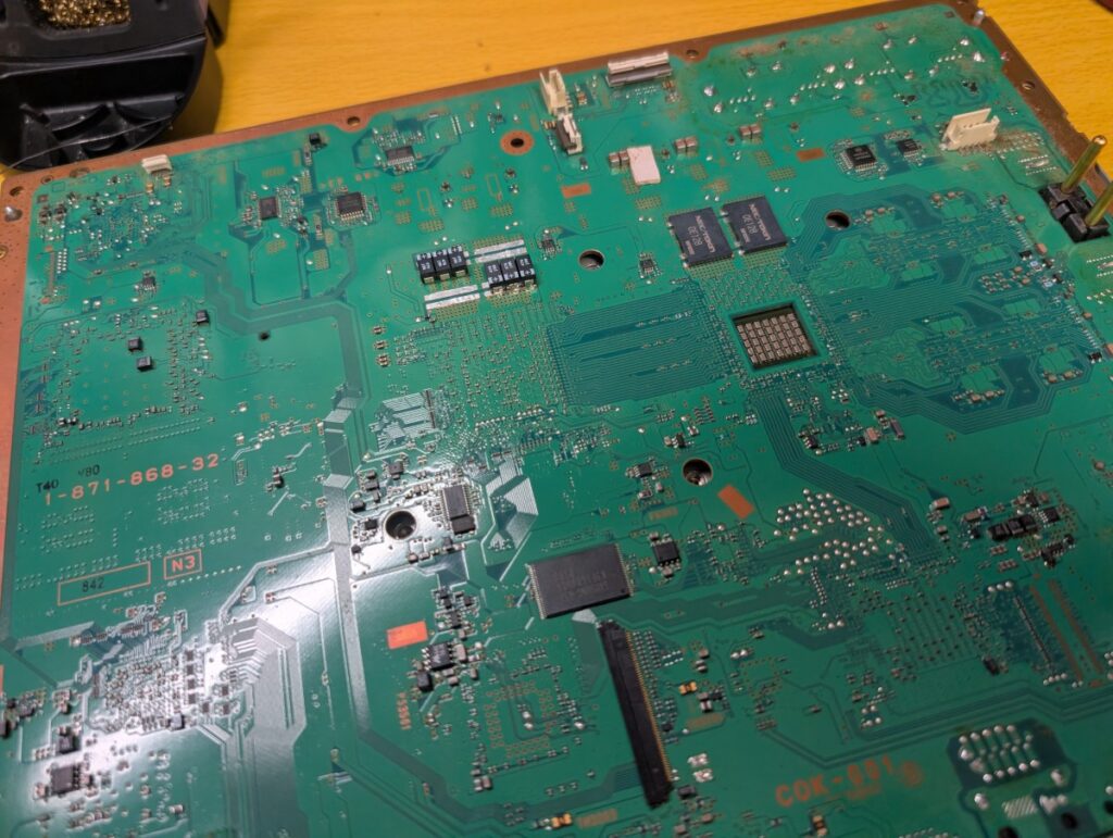 CECHA00のメイン基板にPOSCAPコンデンサを取り付けている時の写真
電源落ち修理中の様子