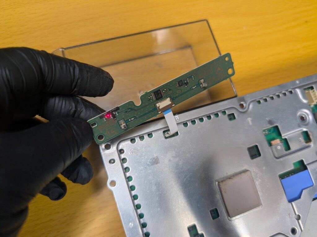 CECHA00のメイン基板修理後の動作確認時の様子

起動スイッチ基板がスタンバイ状態を示している様子