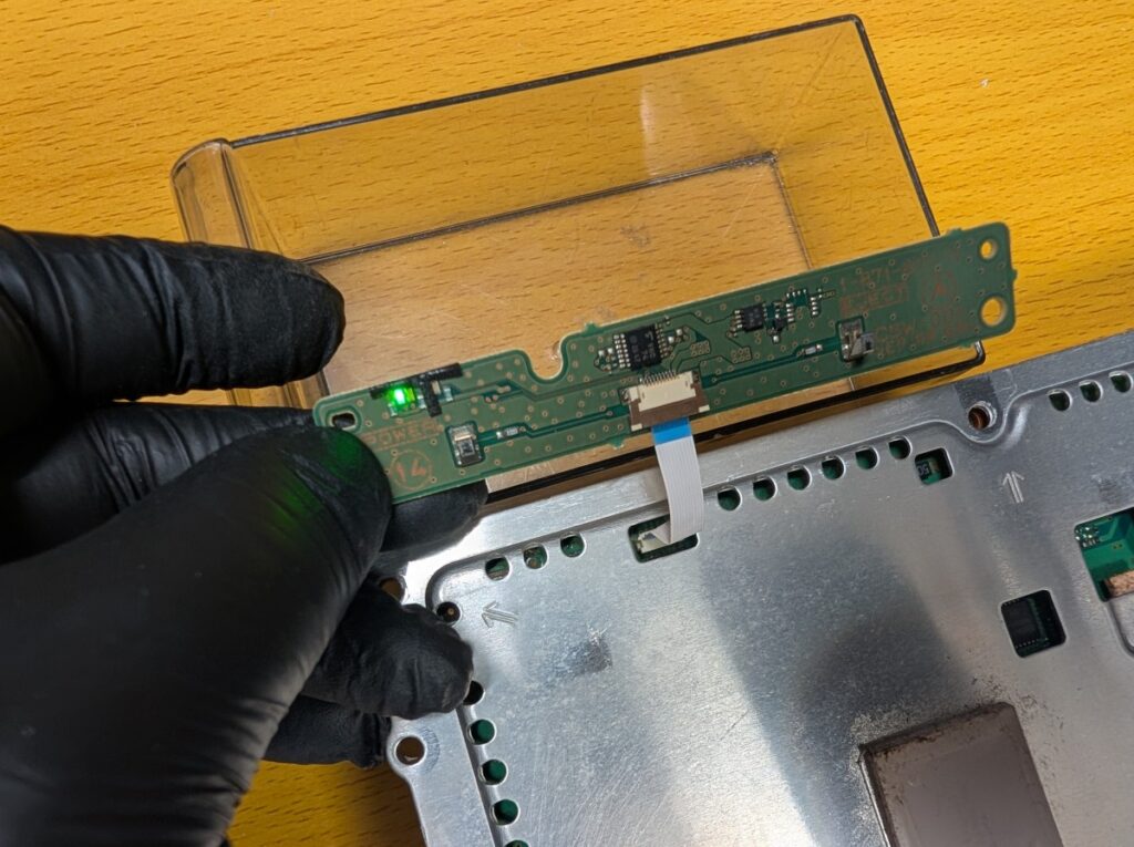 CECHA00のメイン基板修理後の動作確認時の様子

起動スイッチ基板が起動中の状態を示している様子