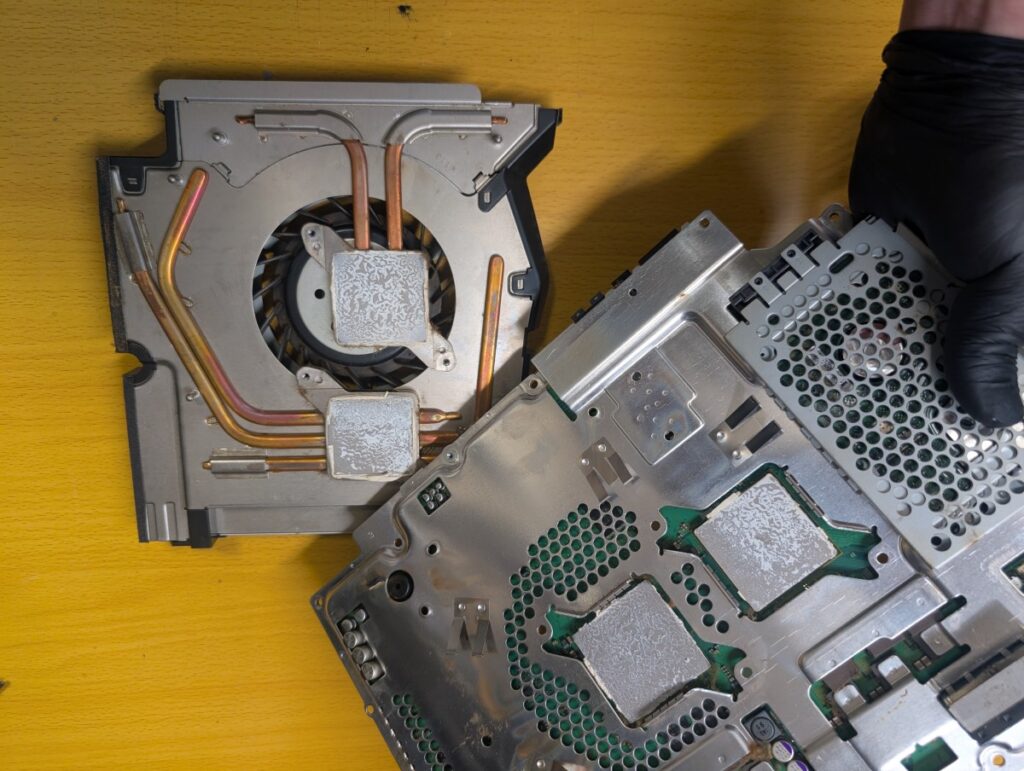 CECHA00の基板から、冷却ファンを取り外している時の写真
