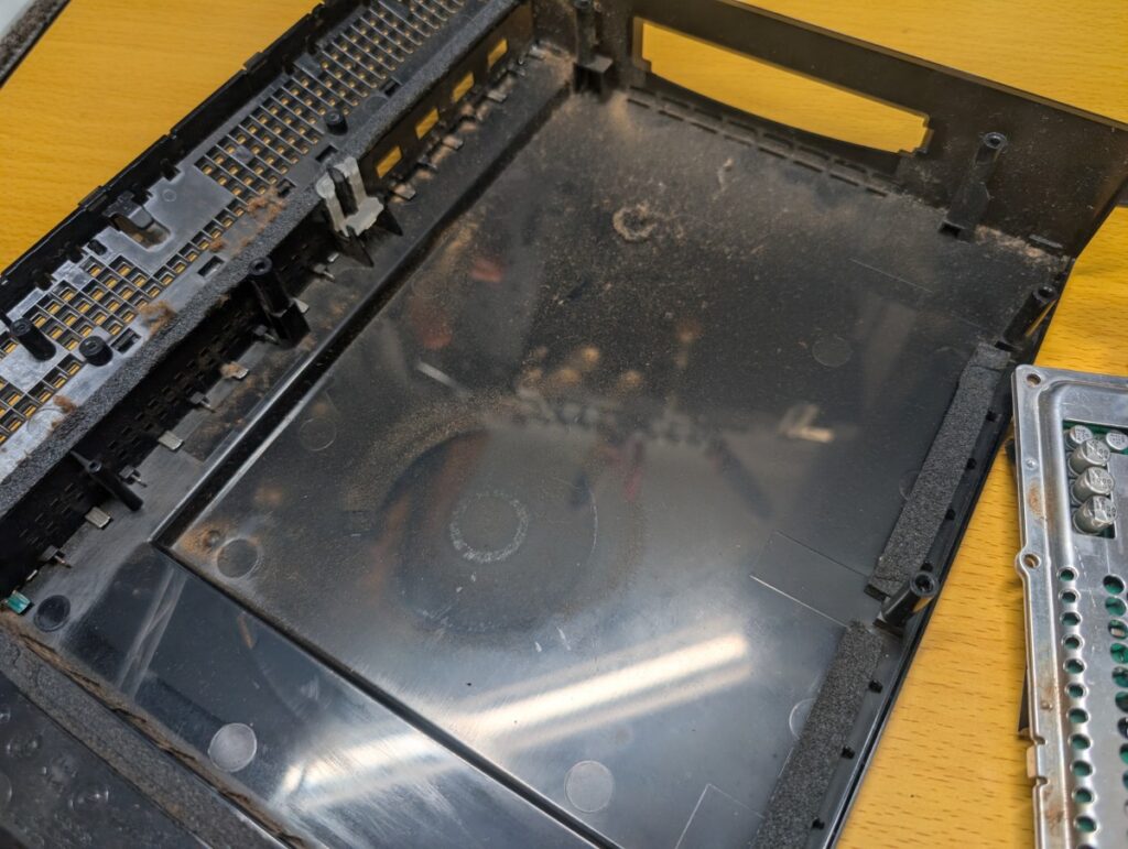 CECHA00の下側カバーのホコリが溜まっている様子