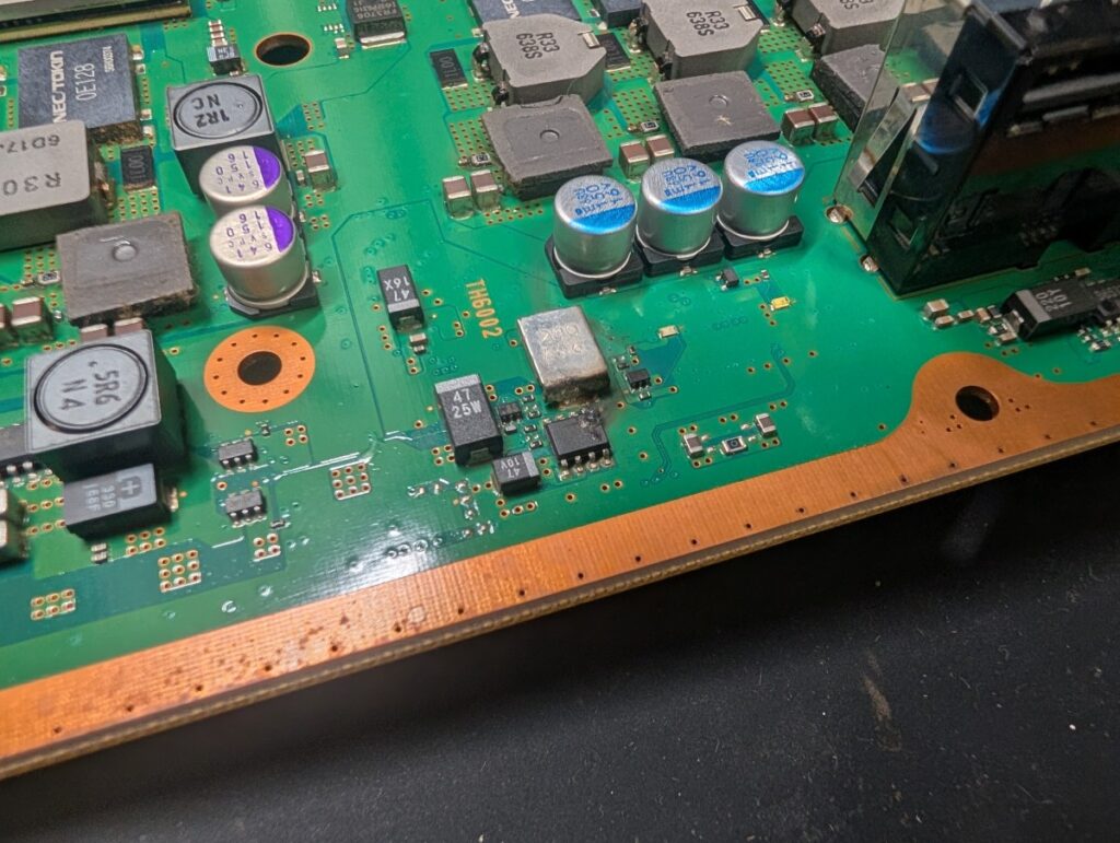 CECHA00のメイン基板の写真
破損した電子部品の画像