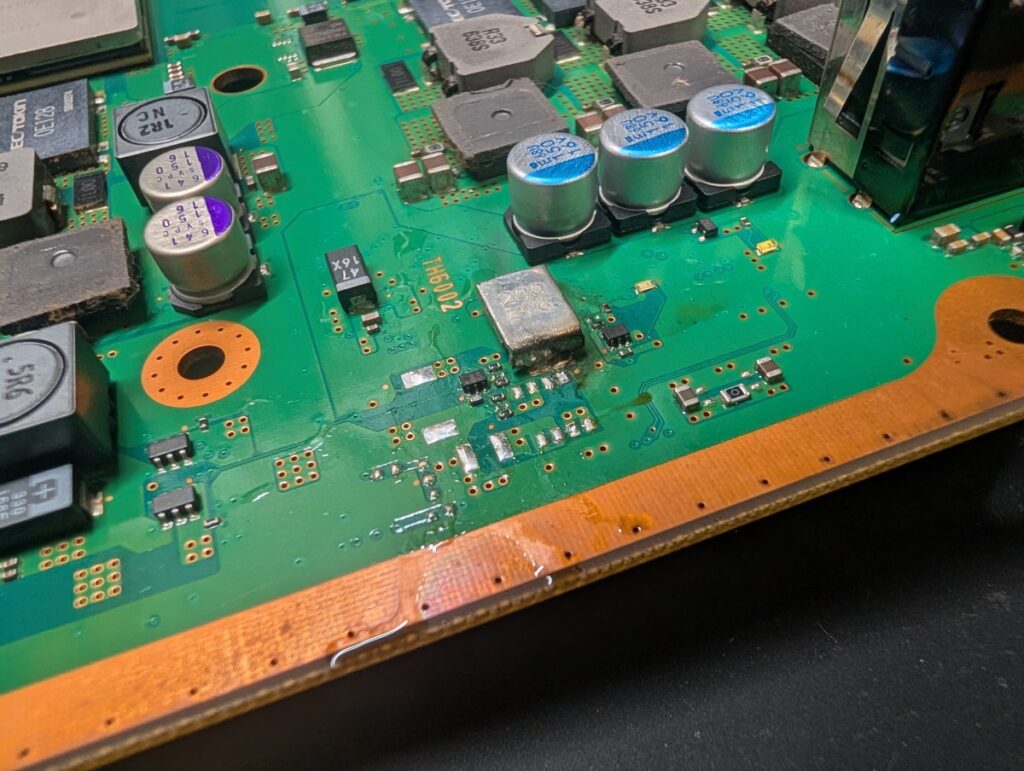 CECHA00の基板修理時の写真
破損した電子部品を基板から取り外した後