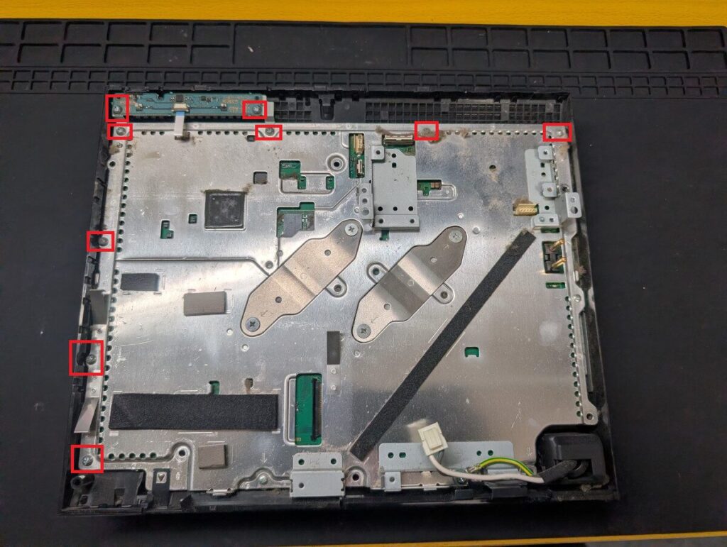 CECHA00のメイン基板固定ネジの位置を示した画像