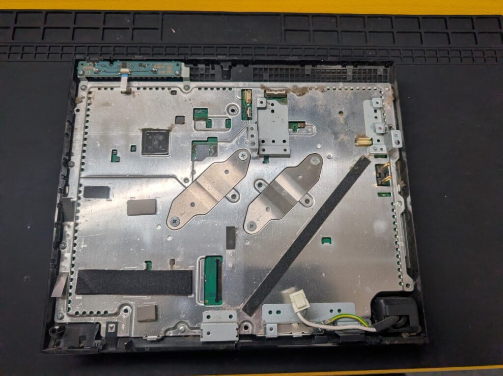 CECHA00のディスクドライブ、Wi-Fi基板、電源ユニットを外した後の内部の写真