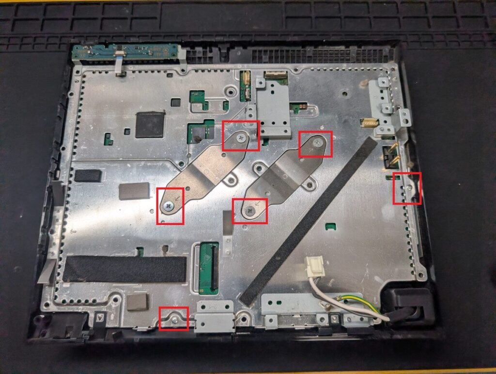 CECHA00のメイン基板固定ネジの位置を示した画像