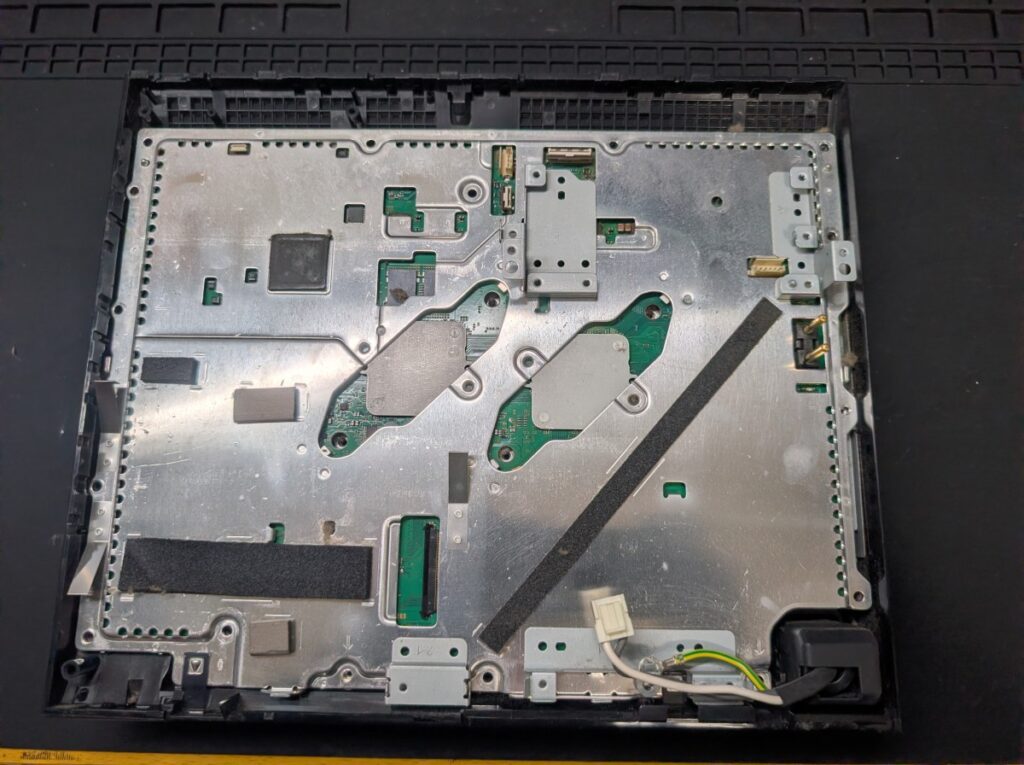 CECHA00のドライブと電源ユニット取り外し後の写真
