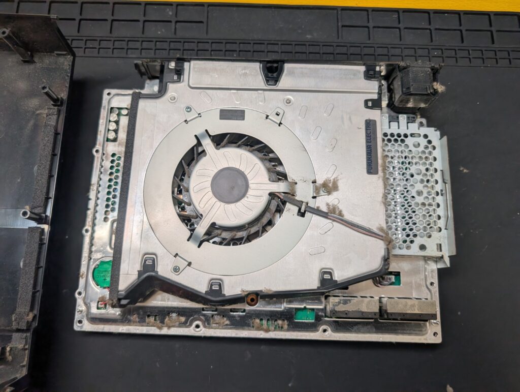 CECHA00の下部カバーから、冷却ファンや基板を外した時の写真
