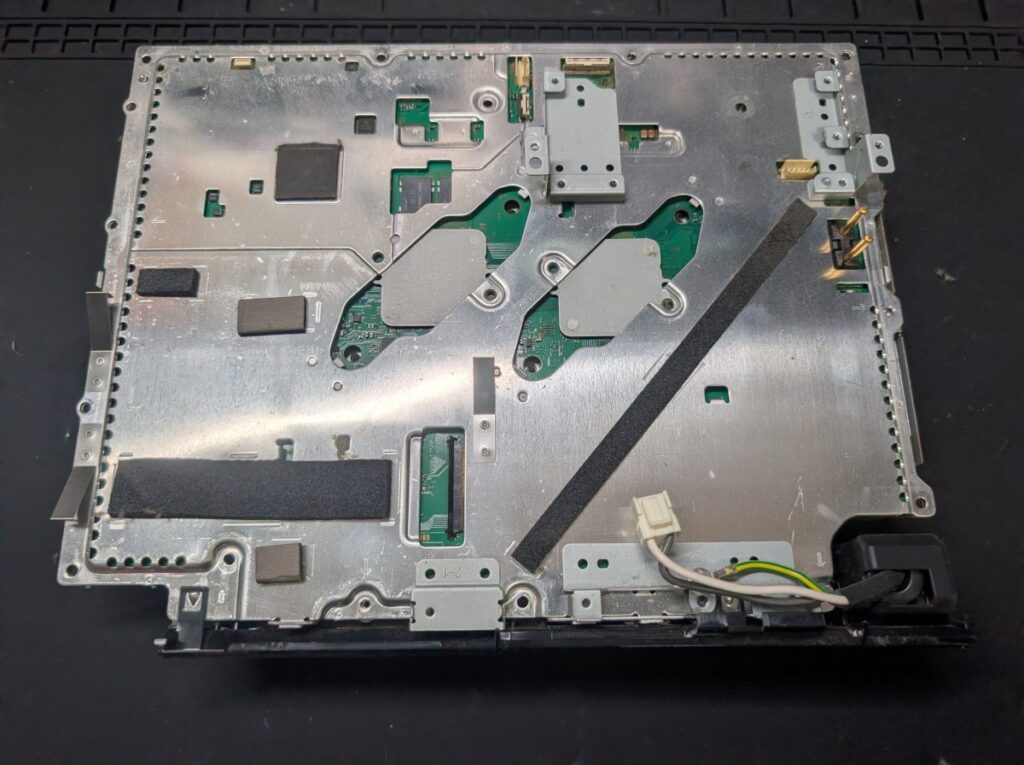 CECHA00の電源カバー取り外し手順を示した画像