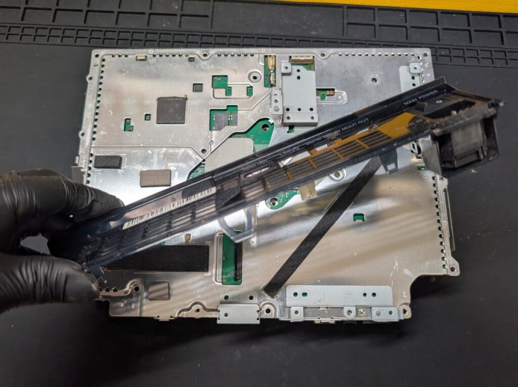 CECHA00の電源カバーを取り外し後の写真