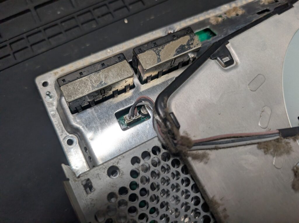CECHA00の冷却ファンケーブルの位置を示した画像