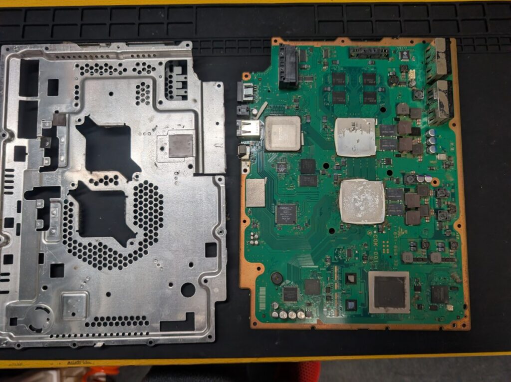CECHA00のシールドプレートを取り外した後の写真