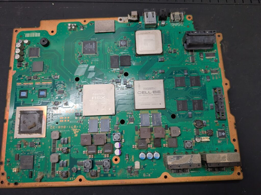CECHA00の基板の写真
熱伝導グリス拭き取り後