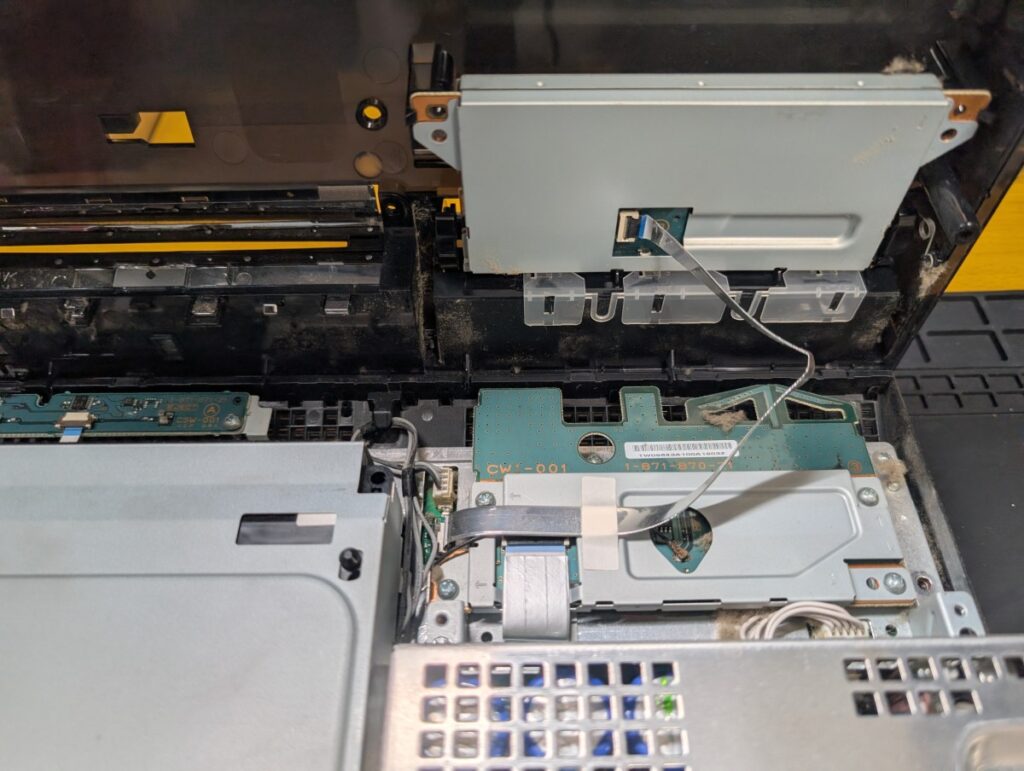 CECHA00の起動スイッチカバーに接続されたカードリーダースロットのケーブル部分の写真