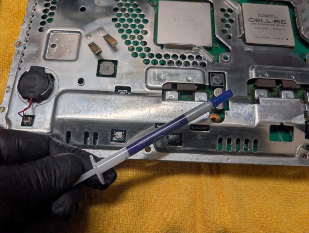 CECHA00の基板と熱伝導グリスの写真