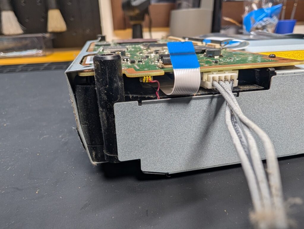 CECHA00のディスクドライブのケーブルを外しているときの写真