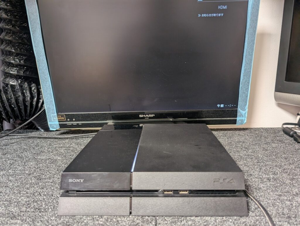 CUH-1100A本体と接続されたテレビ画面の写真

画面は真っ暗のまま。
