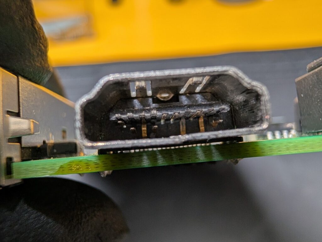 CUH-1100AのHDMI端子の破損部分の写真