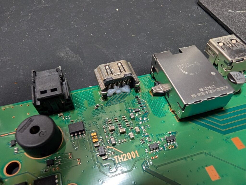 CUH-1100Aの基板に実装されてるHDMI端子にハンダフラックスを塗布した時の写真