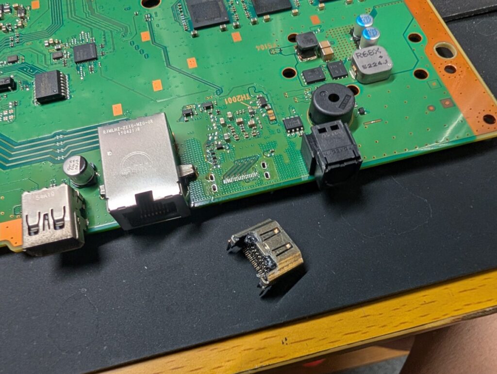 CUH-1100AのHDMI端子を基板から外した後の写真