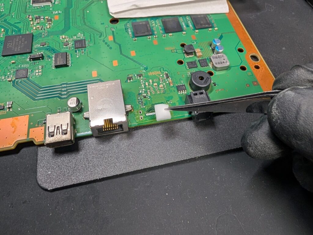 CUH-1100AのHDMI端子取り付け部の清掃時の写真