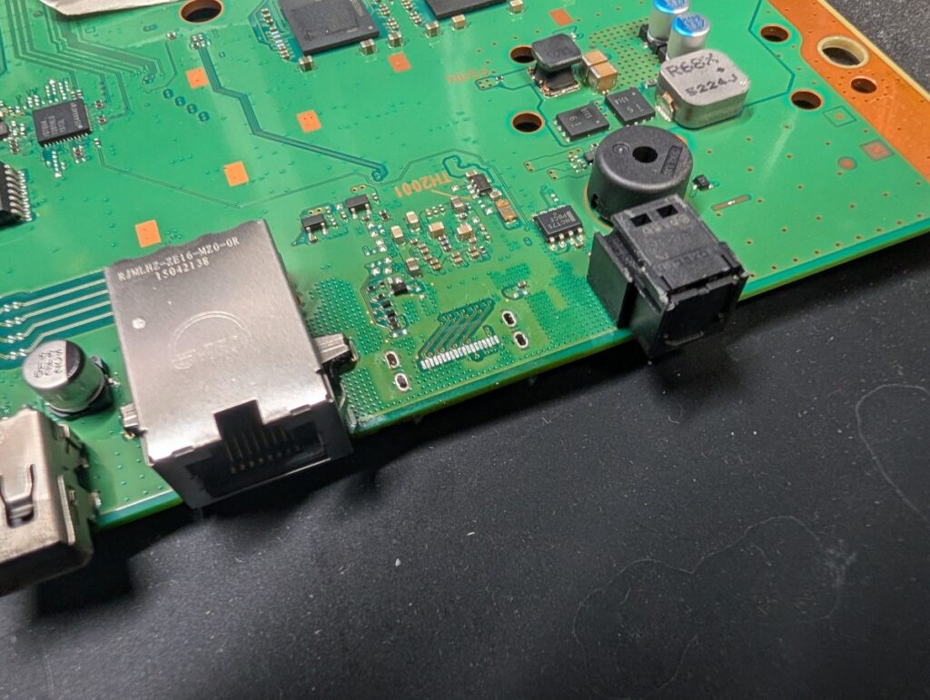 CUH-1100AのHDMI端子取り付け部の清掃後の写真