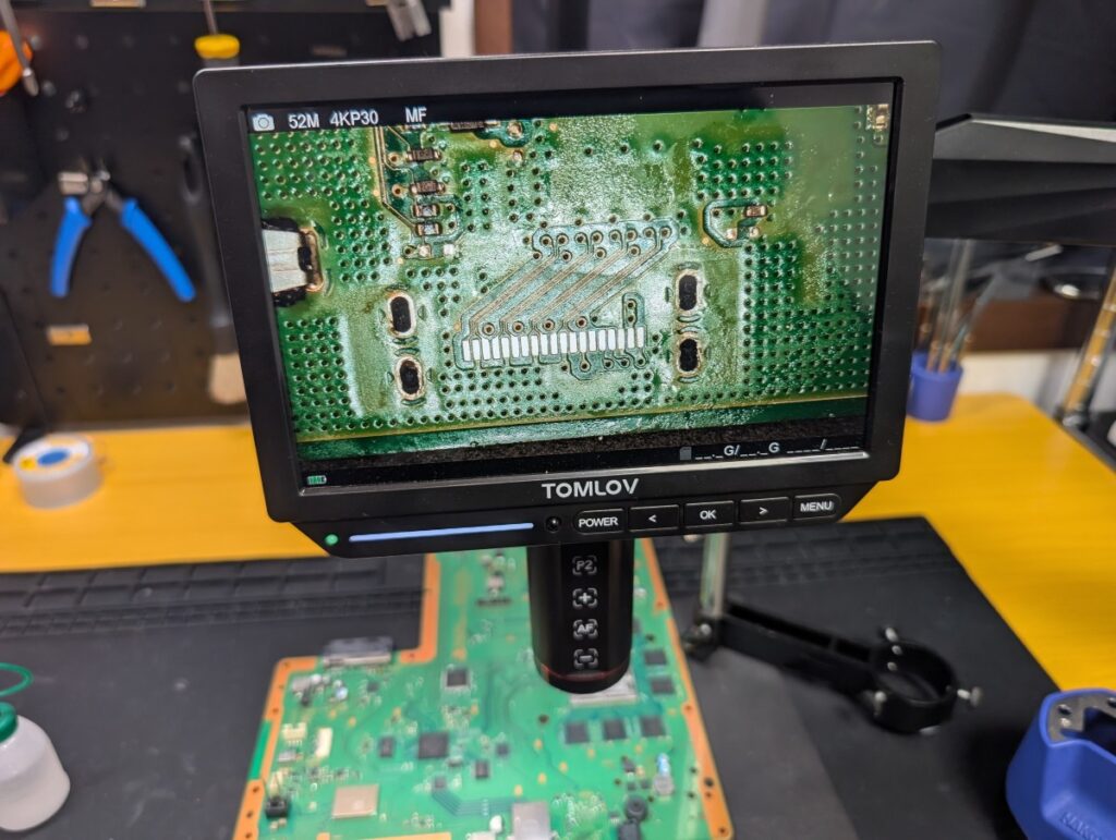 CUH-1100Aに新しいHDMI端子を取り付けているときの写真

実体顕微鏡を使用して取り付け面の確認