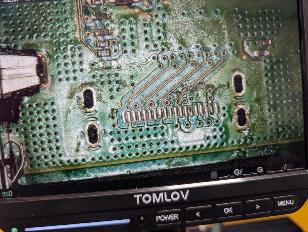 CUH-1100Aに新しいHDMI端子を取り付けているときの写真

実体顕微鏡を使用して
パッドにハンダを乗せた後の写真