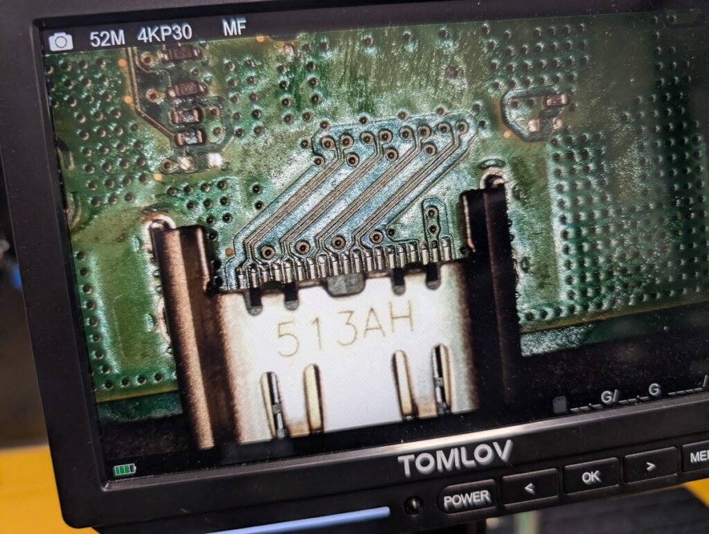 CUH-1100Aに新しいHDMI端子を取り付けているときの写真
実体顕微鏡を使用してHDMI端子を基板に乗せた時の写真